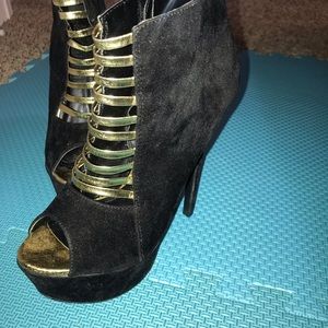 Cute Toe-Out Booties!